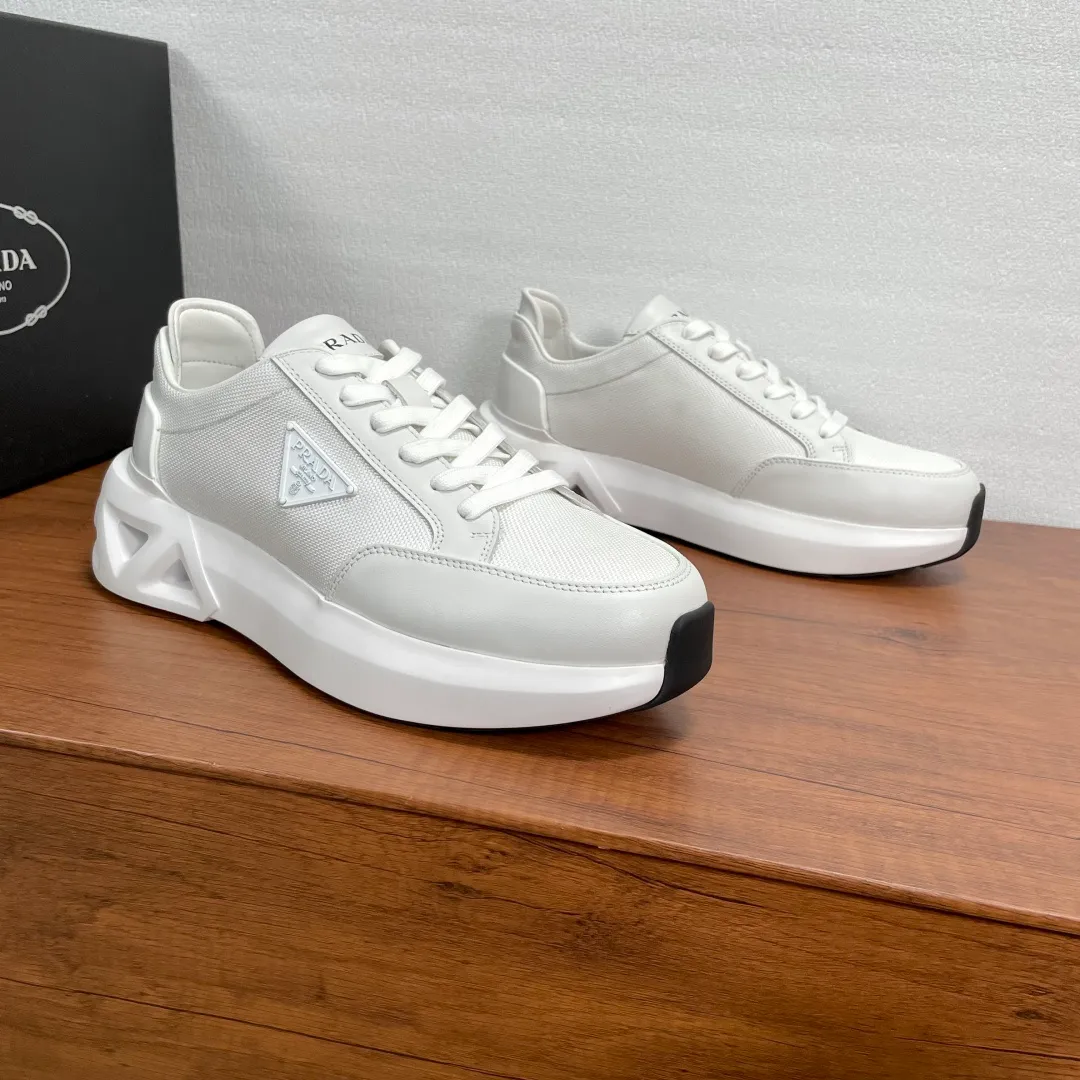 💰720 Code: YS003342 Prada/Prada men's new mesh stitching sneakers. This sneaker presents a modern version, reinterpreting the brand's archive style with clean lines and smooth details. The shoes are made of calf leather and technical fabric, with a triangular metal logo on the outside, bright TPU decoration on the heel, and a longer and padded inner heel design for a more comfortable fit. The tongue is decorated with a silk-screen logo, and is paired with a hollow rubber sole on the heel. The full cowhide lining comes standard with logo cowhide foot pads, making the upper foot taller, more comfortable, and versatile! Comes with full original packaging! Code number: 39-40-41-42-43-44 Standard leather shoe size (45 can be customized and returns are not supported) Item number: 2EE918 mesh white